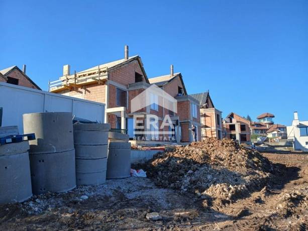 Ера Вива София предлага за продажба редови къщи, разположени по двойки, с издаден АКТ 14 и предстоящ АКТ 15 във в.з. Бункер
