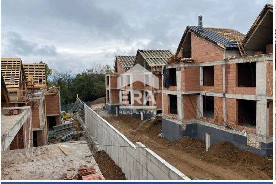 Ера Вива София предлага за продажба редови къщи, разположени по двойки, с издаден АКТ 14 и предстоящ АКТ 15 във в.з. Бункер