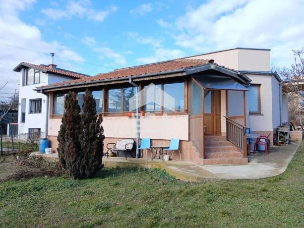 ЕРА Вива предлага за продажба обзаведена къща с площ от 155 кв.м. и самостоятелен двор, разположена в м-т Горна Трака, гр. В