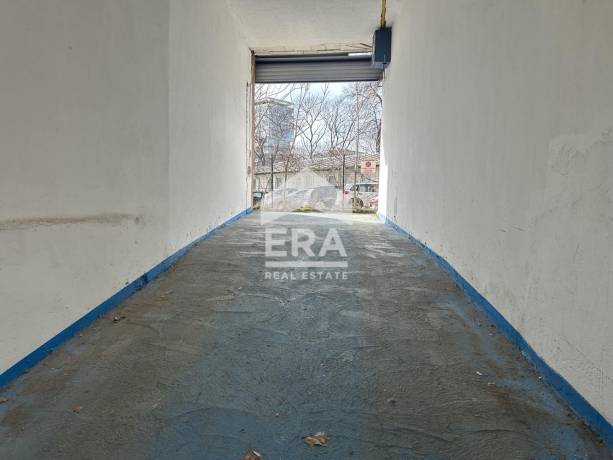 ЕРА Вива продава паркомясто в подземен гараж в нова тухлена сграда в град Варна в района на Окръжна болница, в непосредствена