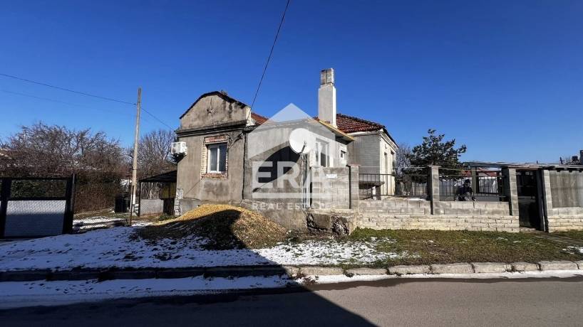 ЕКСКЛУЗИВНО! ЕРА Вива продава къща в село Пчелник, област Варна, само на 50 метра от центъра на селото