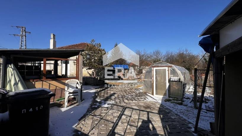 ЕКСКЛУЗИВНО! ЕРА Вива продава къща в село Пчелник, област Варна, само на 50 метра от центъра на селото
