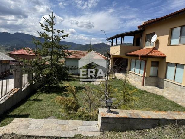 САМО В ЕRA! Луксозна двуетажна къща в сърцето на Родопите