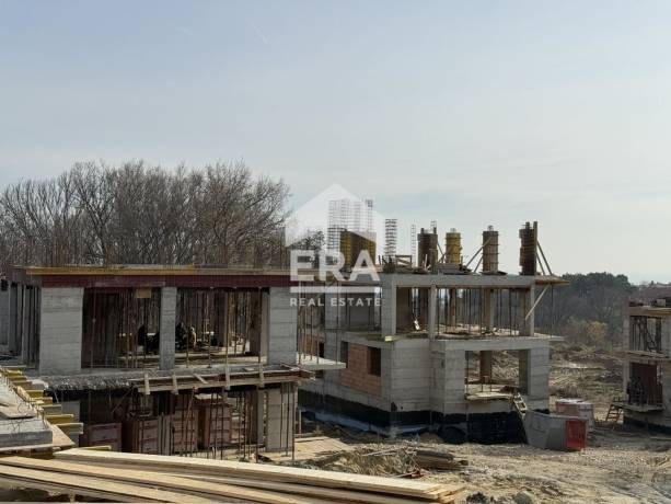 ЕРА Вива предлага за продажба монолитна и модерна къща на три нива в местност Горна Трака, гр. Варна