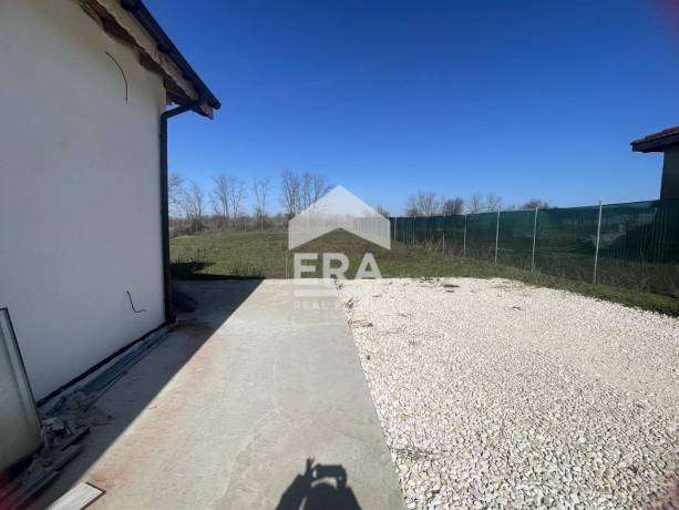 ЕРА Вива предлага за продажба нова, едноетажна къща със сглобяема конструкция, разположена в спокойно и уютно село Росеново,