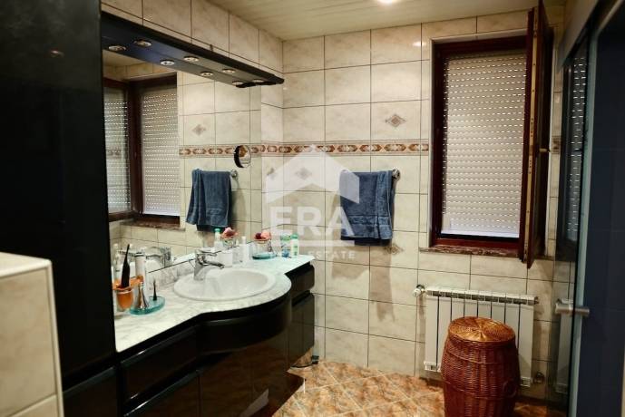 Тристаен апартамент за продажба в кв. Бриз, Варна