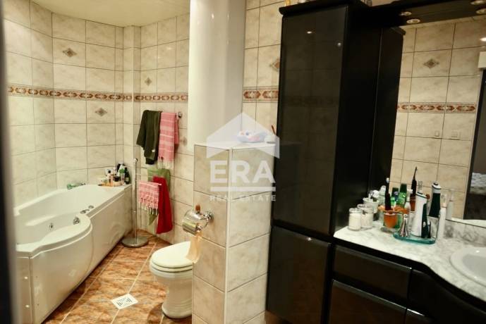 Тристаен апартамент за продажба в кв. Бриз, Варна