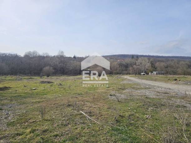ЕРА Вива продава слънчев и равен парцел в с. Долище, обл. Варна
