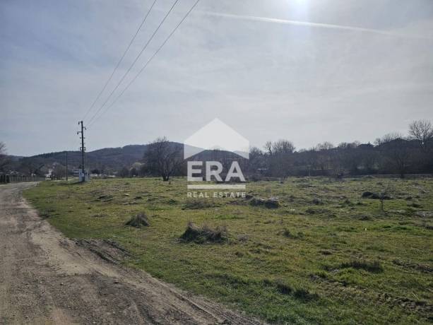 ЕРА Вива продава слънчев и равен парцел в с. Долище, обл. Варна