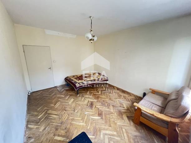 Тристаен апартамент за продажба в кв. Сердика, София