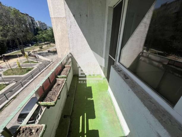 Тристаен апартамент за продажба в кв. Сердика, София