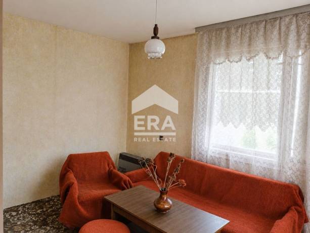 Ера Вива София предлага за продажба къща на четири етажа в с. Волуяк, с двор 574 кв.м