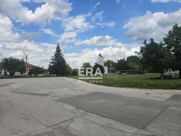 ЕКСКЛУЗИВНО! ЕРА Вива продава парцел, разположен само на 50 метра от центъра на с. Яребична, обл. Варна