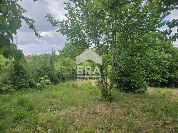 ЕКСКЛУЗИВНО! ЕРА Вива продава парцел, разположен само на 50 метра от центъра на с. Яребична, обл. Варна
