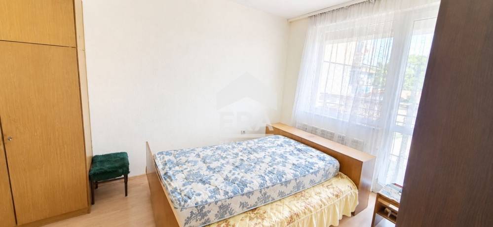 Ера Вива София предлага за продажба къща на три етажа в гр. Банкя, кв. Вердикал с рзп 285 кв.м. и с двор 480 кв.м.