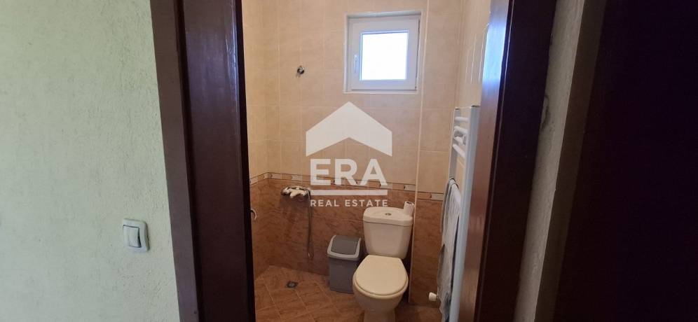 Ера Вива София предлага за продажба къща на три етажа в гр. Банкя, кв. Вердикал с рзп 285 кв.м. и с двор 480 кв.м.