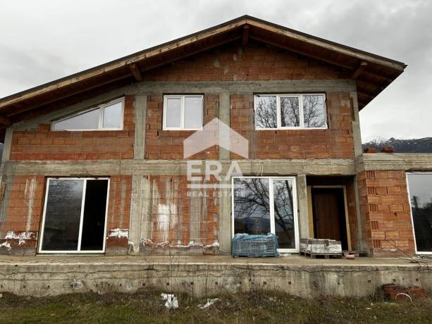 Ера Вива София предлага за продажба къща на два етажа в с. Антон с РЗП 278 кв.м. и с двор 1001 кв.м.