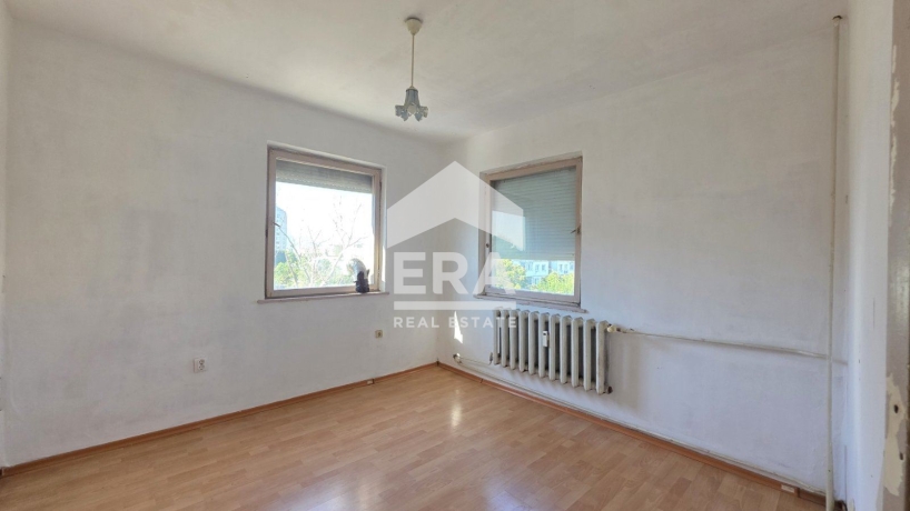 Просторен двустаен апартамент в Тракия, Пловдив - перфектна инвестиция за ремонт!